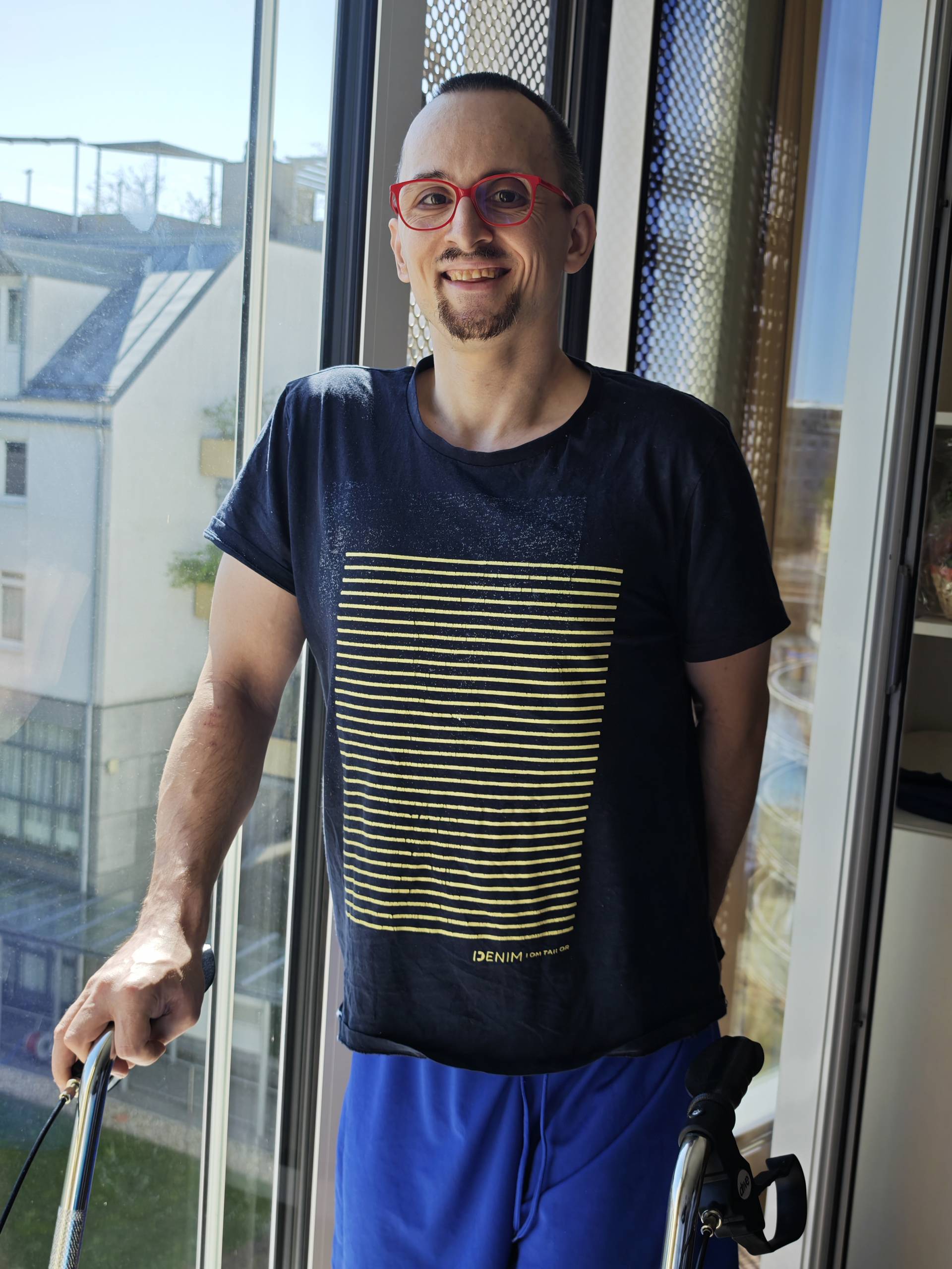 Erwin Strobl steht am Fenster – mit seiner roten Brille