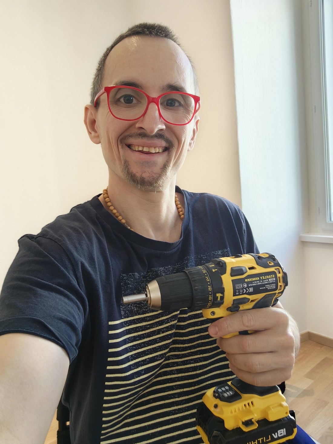 Erwin Strobl im Rollstuhl mit einem Akkuschrauber in der Hand
