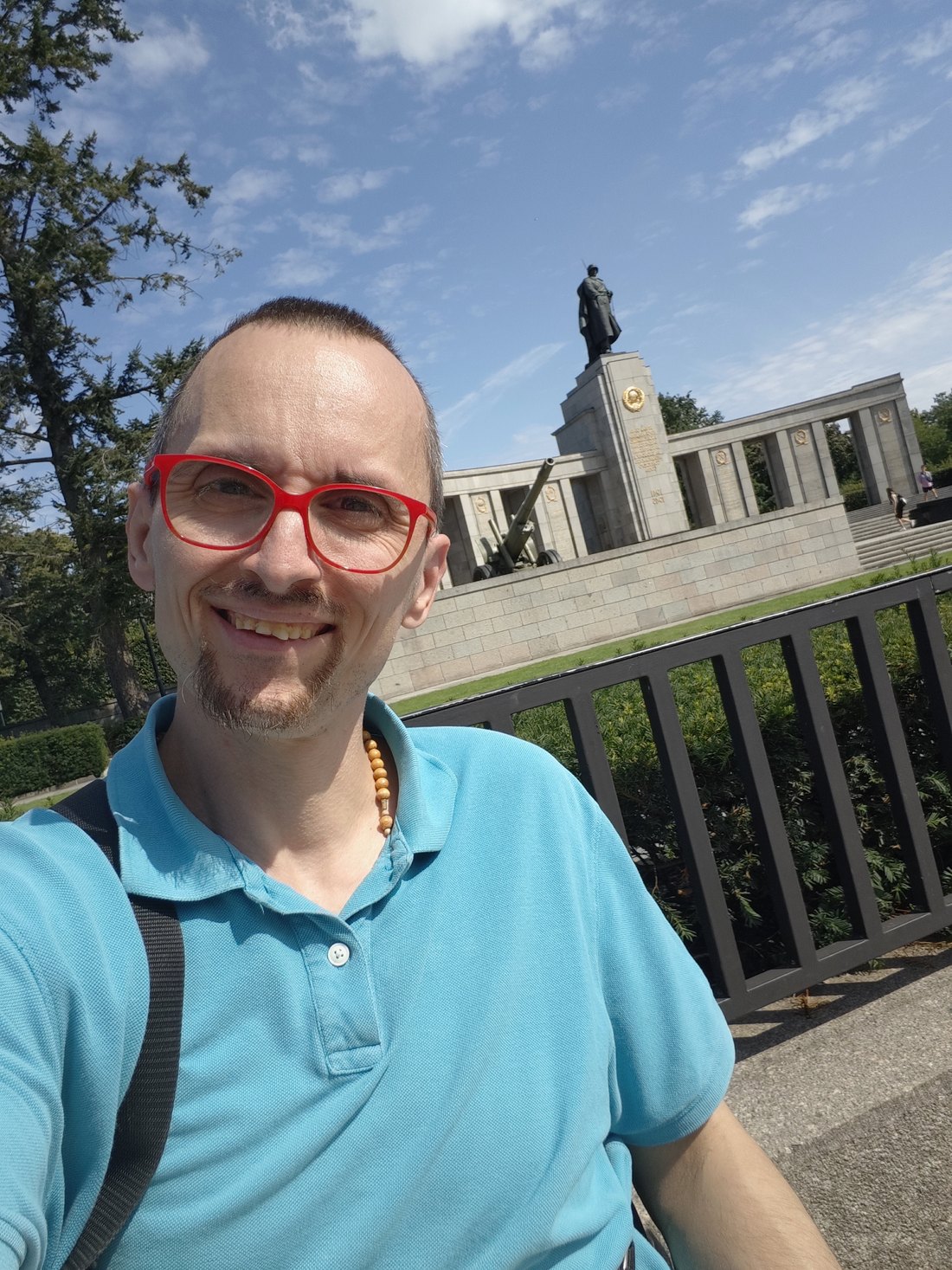 Erwin Strobl lächelnd vor einem Denkmal auf einer Städtereise in Berlin