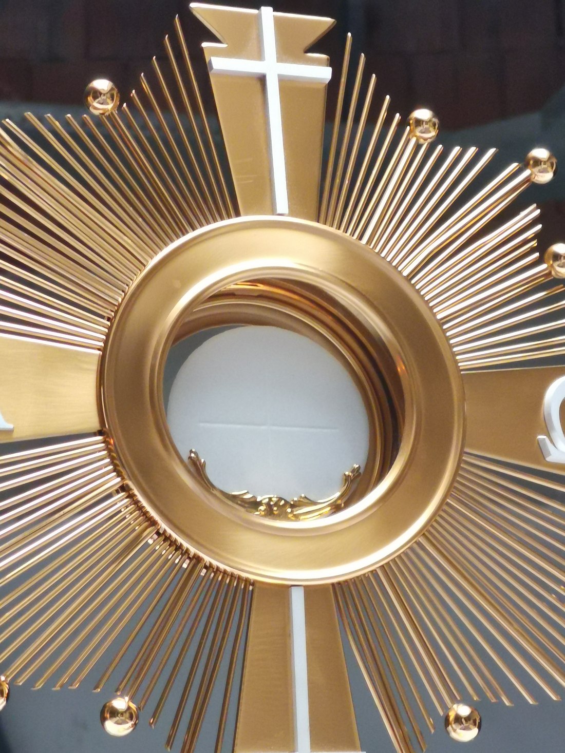 Eine goldene Monstranz mit der Hostie in der Mitte